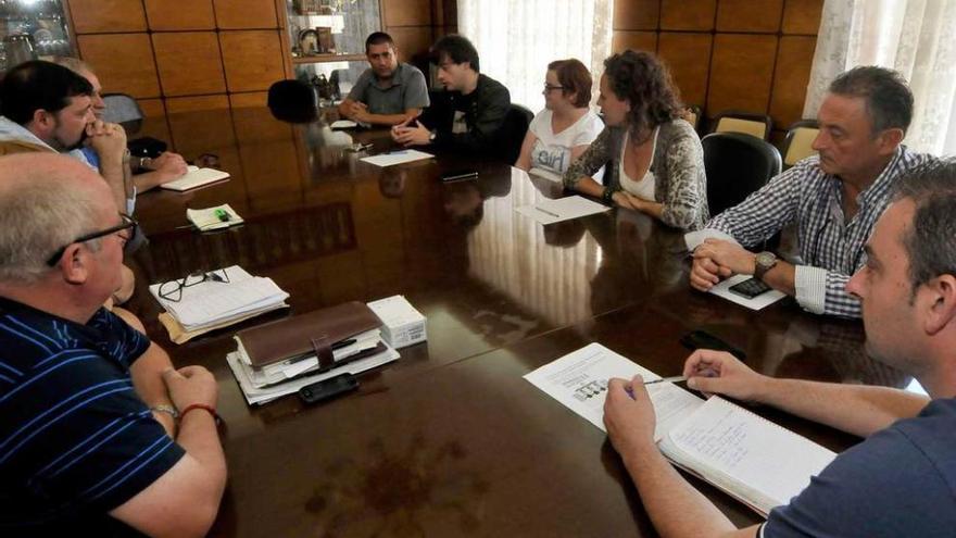 Concejales y técnicos de Emutsa, ayer, con los dirigentes de CC OO.