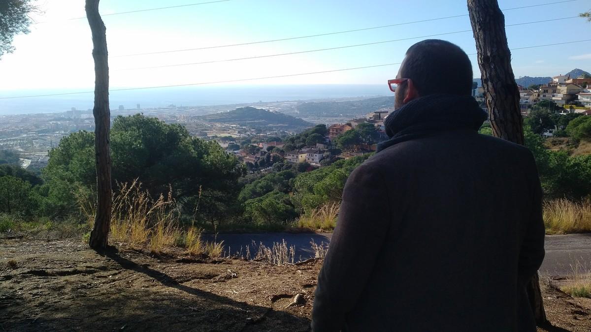 El alcalde de Mataró, David Bote, vislumbra la capital del Maresme desde el Parque Forestal.