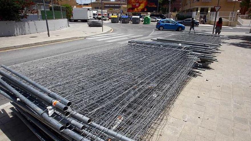 Vallas apiladas en la acera en la calle Padre Recaredo de los Ríos, ayer.