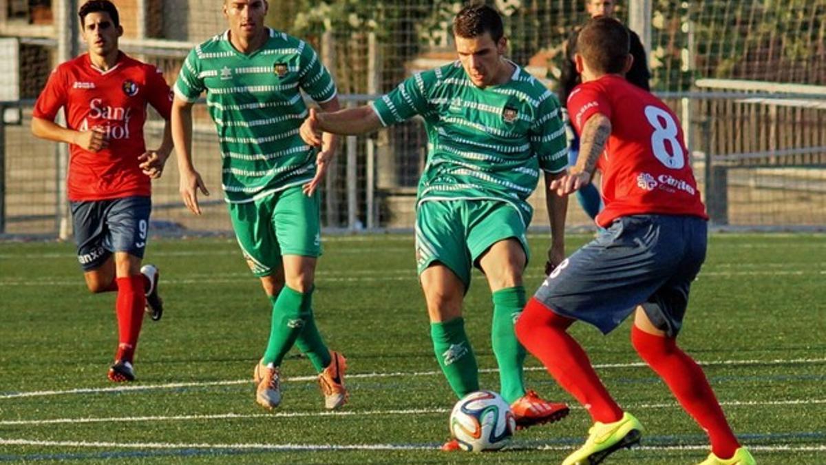 Una jugada del partido entre la UE Cornellà y la UE Olot.