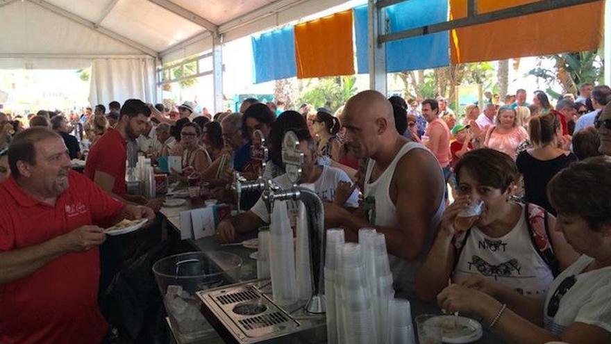 Rincón de la Victoria celebra un año más la Fiesta del Boquerón Victoriano. Las degustaciones de boquerones tienen como escenario una carpa instalada en el paseo marítimo y los bares del municipio.