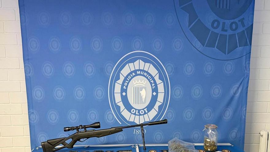 Un home llança objectes i dispara amb una arma d’aire comprimit contra la comissaria d’Olot i intenta agredir els agents locals