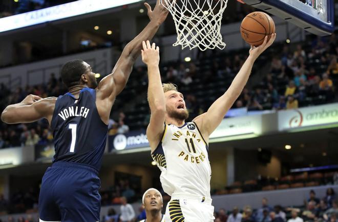 Domantas Sabonis # 11 de los Indiana Pacers dispara el balón contra los Minnesota Timberwolves en Bankers Life Fieldhouse.