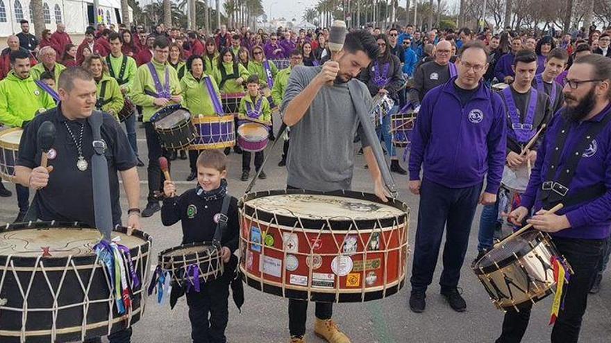 Un millar de bombos retruena en Vinaròs con la exaltación provincial