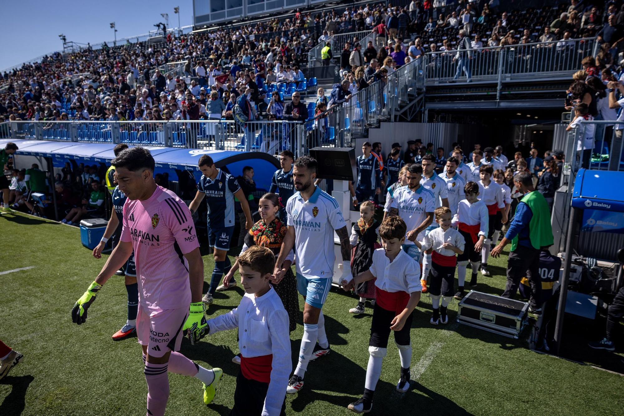 En imágenes | El Real Zaragoza buscar rendir tributo a las fiestas del Pilar en el Ibercaja Estadio