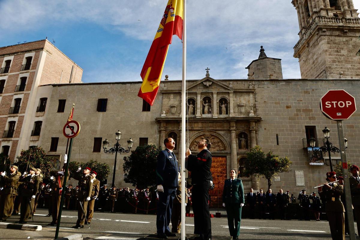 Izado de la bandera nacional durante los actos de la Pascua Militar en Valencia.