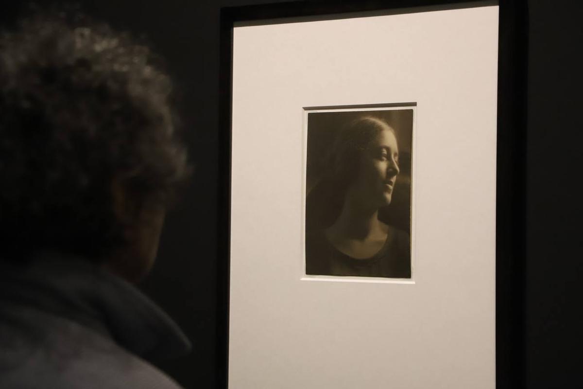 Retrato expuesto en 'Black light', en la Sala Vimcorsa de Córdoba.