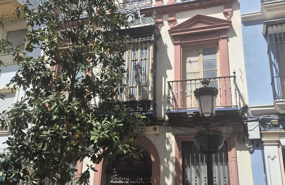 Detalle de la fachada del antiguo edificio del Banco Español de Crédito, obra de Aníbal González, situado en la calle San Martín de Cabra.