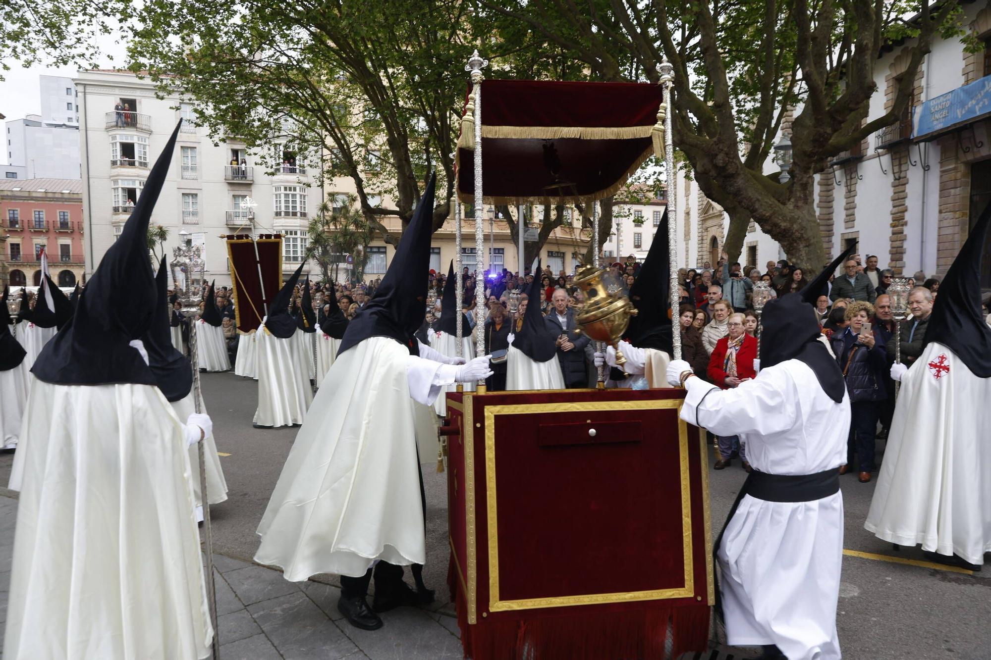 La procesión del Cristo de la Misericordia en Gijón (en imágenes)