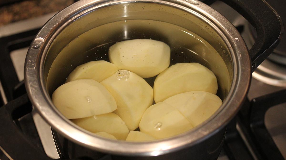 El agua de hervir las patatas no debe acabar nunca en la basura o el sumidero