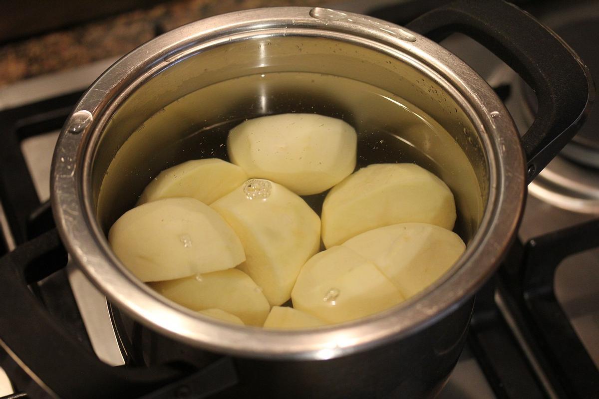 El agua de hervir las patatas no debe acabar nunca en la basura o el sumidero