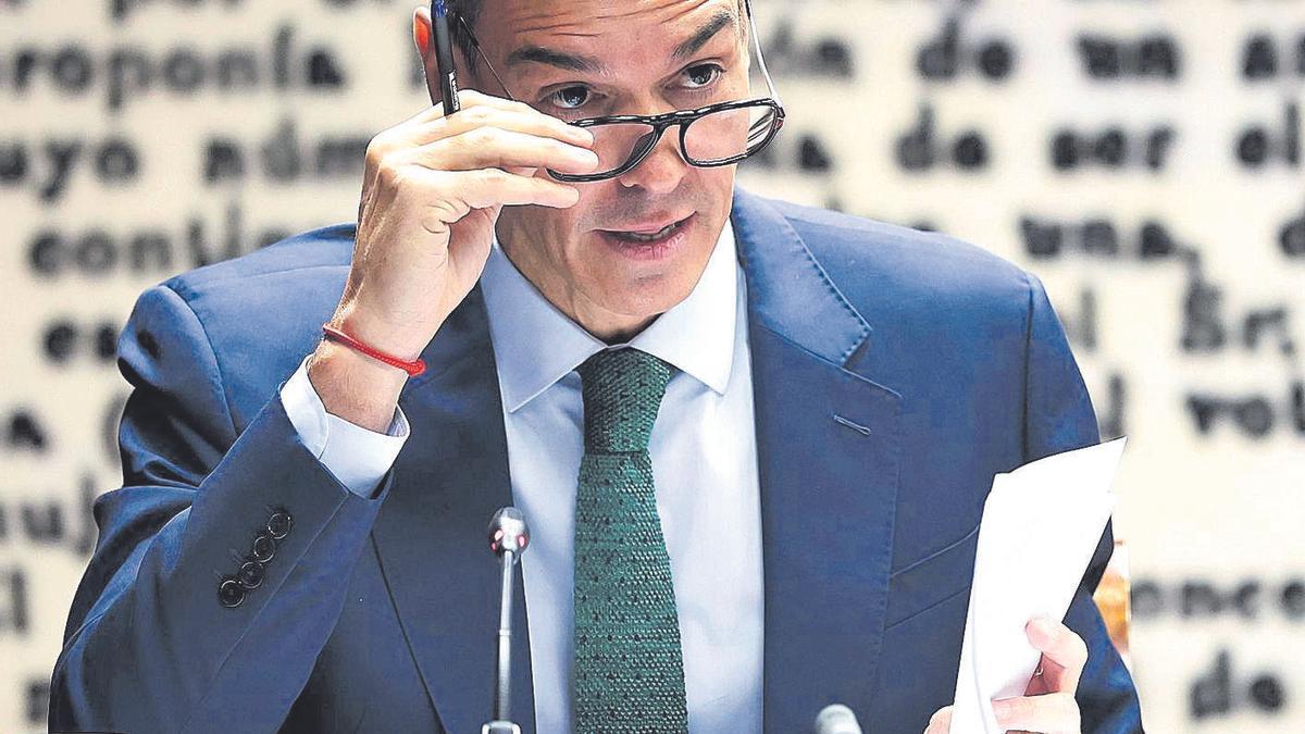 Sánchez se coloca las gafas durante su comparecencia. 30/10/2025 El presidente del Gobierno, Pedro Sánchez, comparece ante la Comisión de Investigación sobre el 'caso Koldo', en el Senado, a 30 de octubre de 2025, en Madrid (España). Sánchez, comparece ante la comisión de investigación sobre los contratos, licencias, concesiones y ayudas del Ejecutivo y del sector público vinculadas con la intermediación de Koldo García Izaguirre, exasesor del exministro José Luis Ábalos, y con las demás personas implicadas en la trama investigada en la Operación Delorme. La comisión pretende abordar las actuaciones del Gobierno en relación con estos contratos y los presuntos delitos de corrupción que puedan guardar relación, directa o indirectamente, con la trama investigada en la Operación Delorme. POLITICA Eduardo Parra - Europa Press