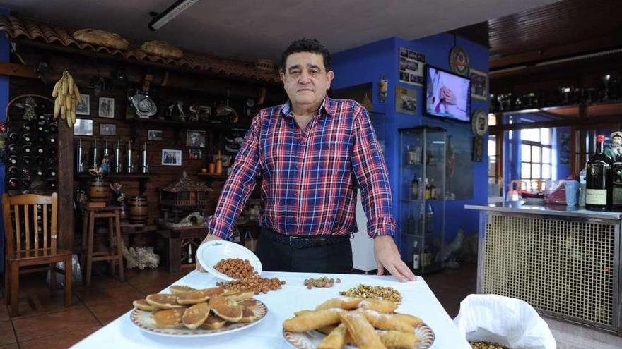 Olegario García, con los postres ganadores, casadielles y piragües, junto a nueces y avellanas.