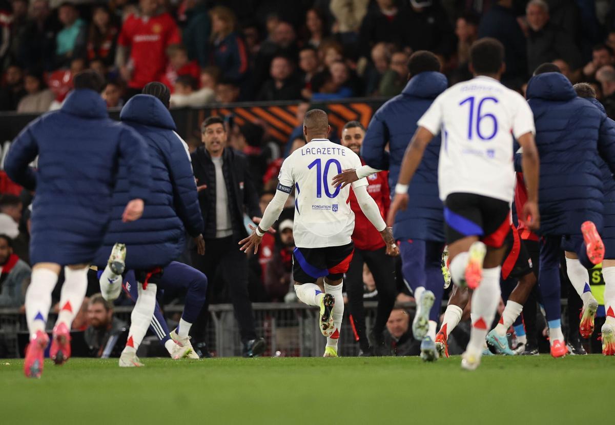 MANCHESTER (United Kingdom), 17/04/2025.- Alexandre Lacazette of Lyon (C) celebrates as he scores his teams fourth goal from a penalty during the UEFA Europa League quarter-finals 2nd leg soccer match between Manchester United and Olympique Lyonnais, in Manchester, Britain, 17 April 2025. (Reino Unido) EFE/EPA/ADAM VAUGHAN