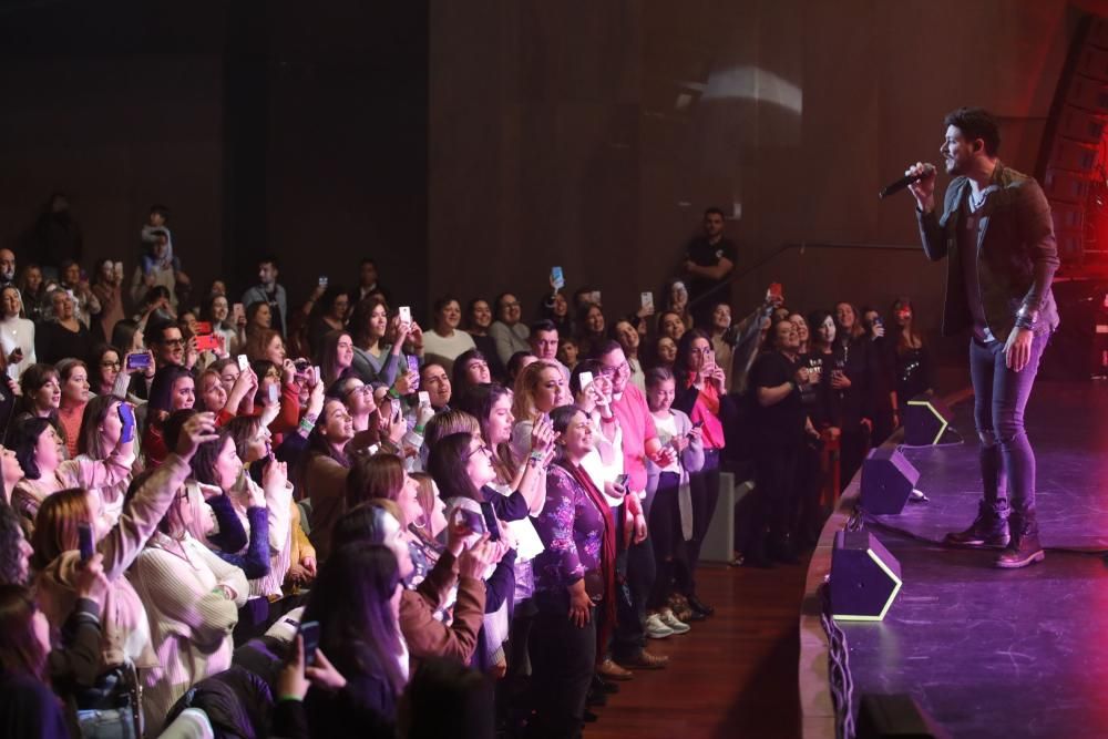 Cepeda, de OT, hace vibrar al Mar de Vigo en su concierto. // A. Villar