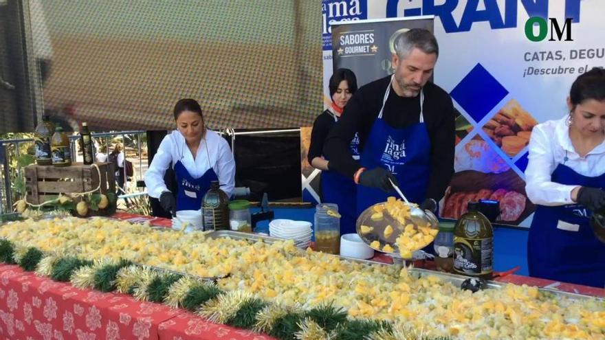 El equipo de Sabor a Málaga elabora la ensalada malagueña más grande del mundo