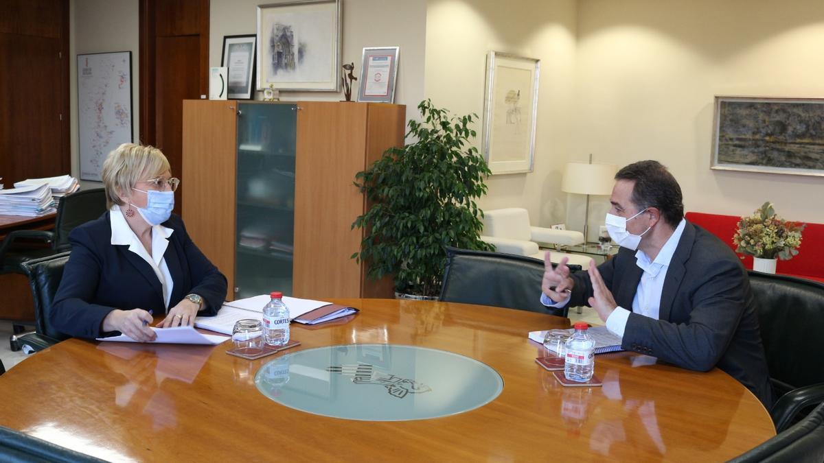 Ana Barceló y Salvador Gomar, durante la última reunión que han mantenido a propósito del cierre al público de los campos de fútbol.