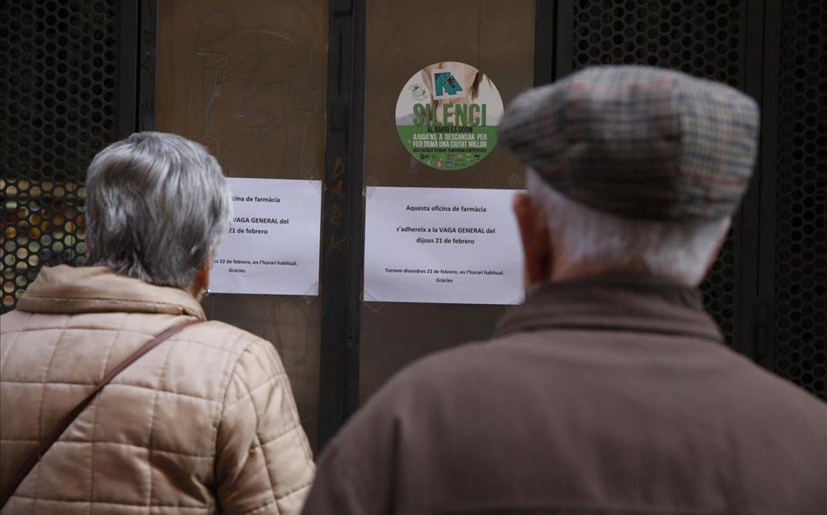 Una farmacia cerrada en la calle de Tallers, en Barcelona.