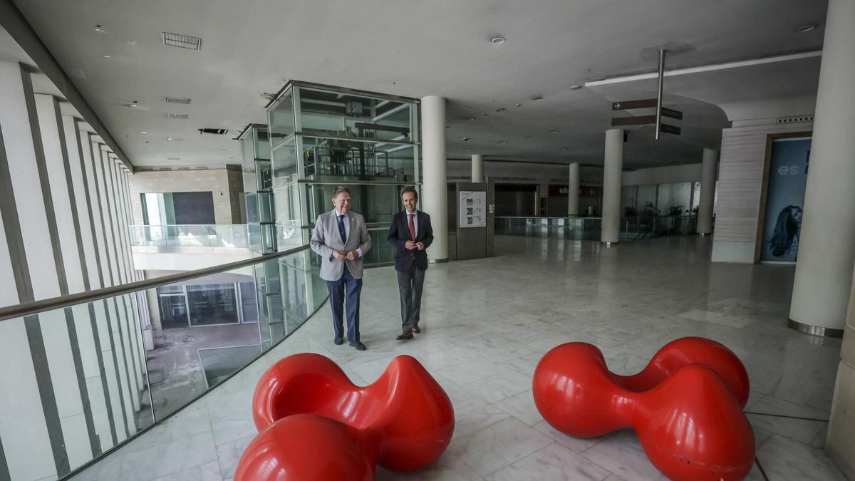 Canteli y Cuesta visitando la planta del Calatrava que acogería la Agencia Estatal de la Salud Pública.