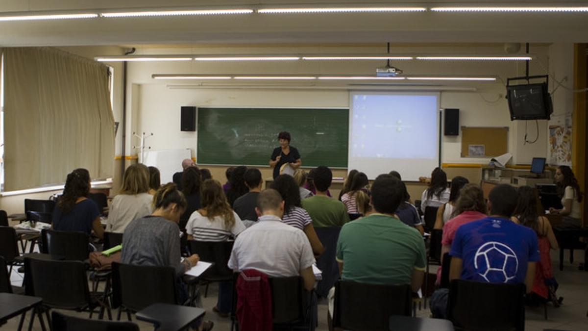 Una profesora universitaria da clases a un grupo de alumnos.