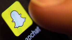 Archivo - FILED - 11 May 2016, Baden-Wuerttemberg, Freiburg: Snapchats icon is seen on the display of a Samsung S5 smartphone. The social networking application, Snapchat, revealed its intention to provide a new service for users that allows them to chan