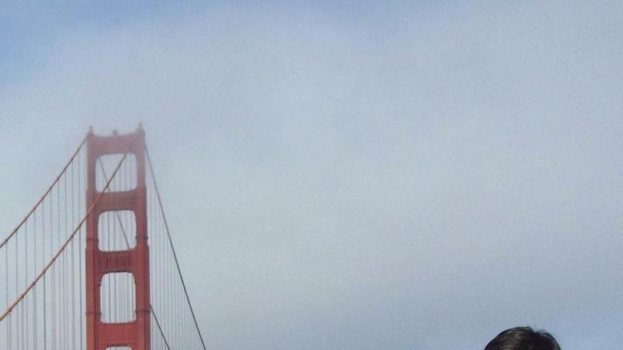 Ainhoa Cid señala el Golden Gate de San Francisco durante el viaje a Silicon Valley.