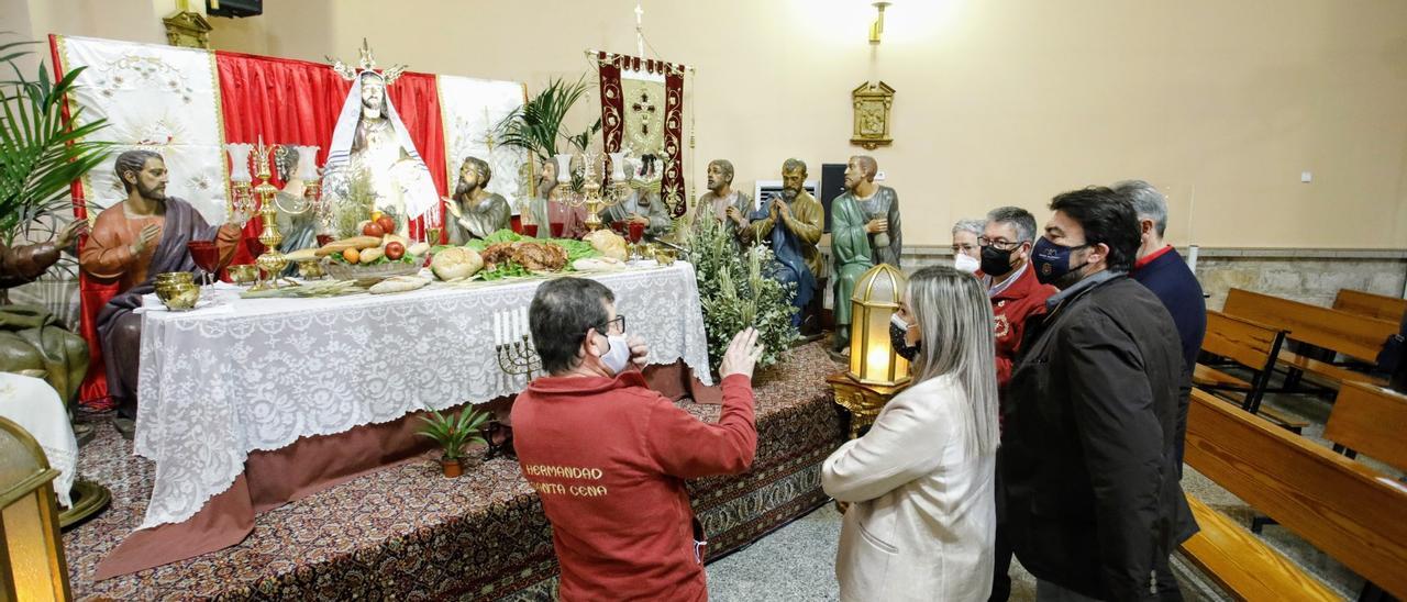 El hermano mayor de la Santa Cena explica a las autoridades las características de los pasos