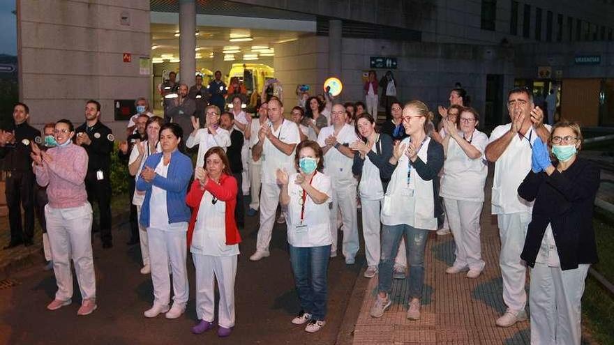 Personal sanitario durante el aplauso celebrado ayer a las puertas del CHUO. // Iñaki Osorio