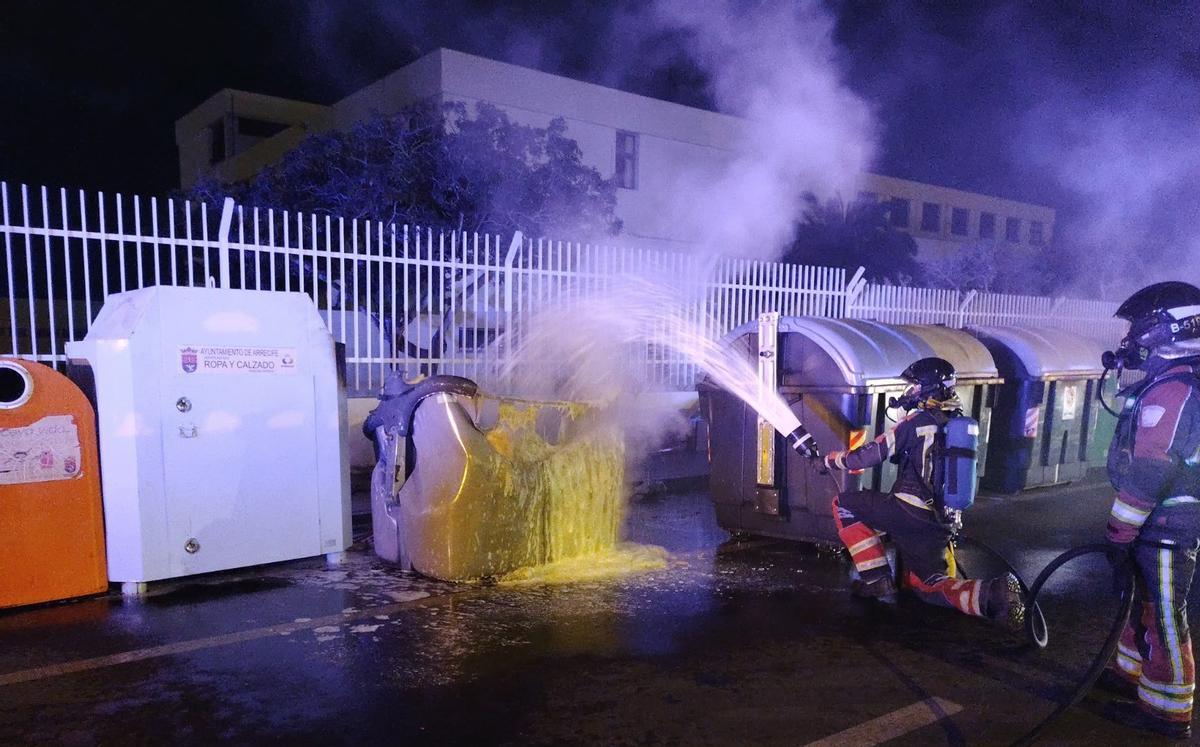 Bomberos de Lanzarote sofocan el incendio en un contenedor en la madrugada de este 2 de junio en Arrecife