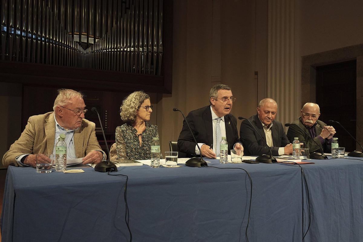 Fotogaleria: Victor Gay i Pere Codina reflexionen sobre la fragilitat de la vida en el llibre "Notes amb arrels"