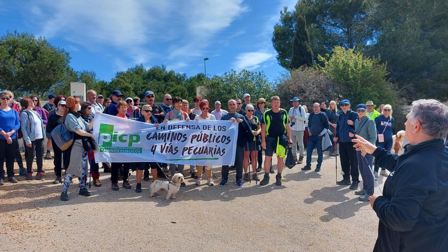 150 personas participan en una marcha para denunciar el cierre ilegal de la colada de Sierra Escalona