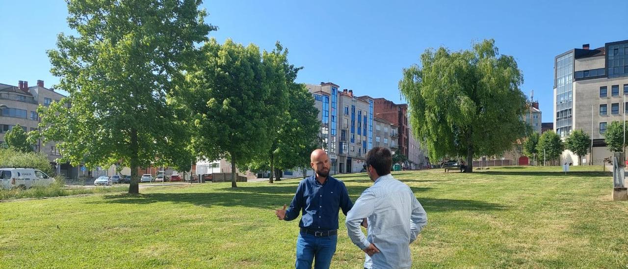 Ivan Puentes en Valdecorvos visitando el lugar del proyecto que en su momento lideró