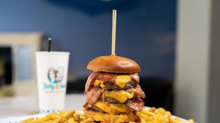 El gran reto gastronómico del verano en Mallorca: comerse una hamburguesa de dos kilos