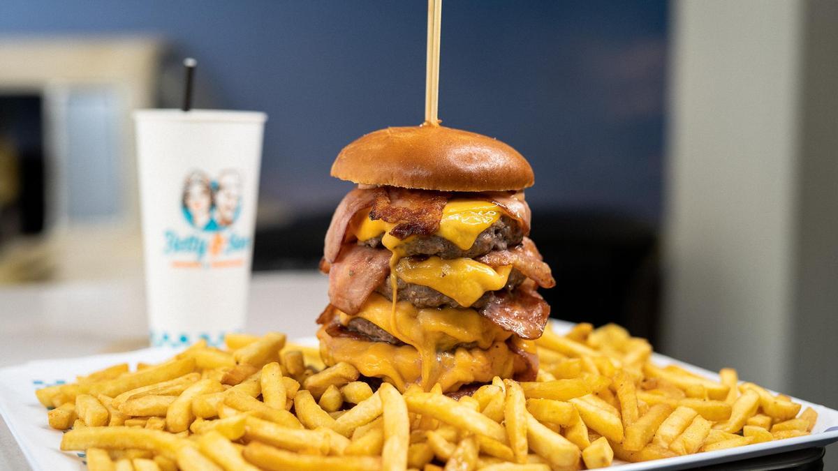 El reto es comerse una hamburguesa de 2 kilos en el menor tiempo posible.