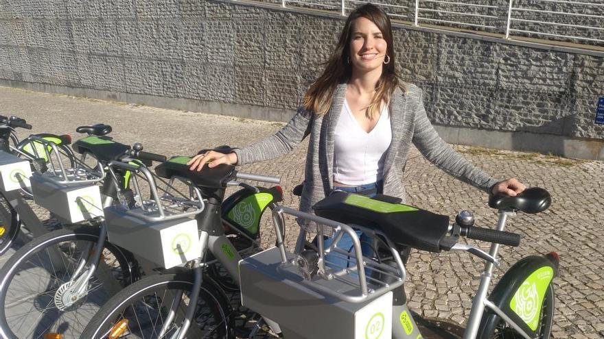 Tamara Hernández, junto al servicio público de bicicletas de Lisboa.