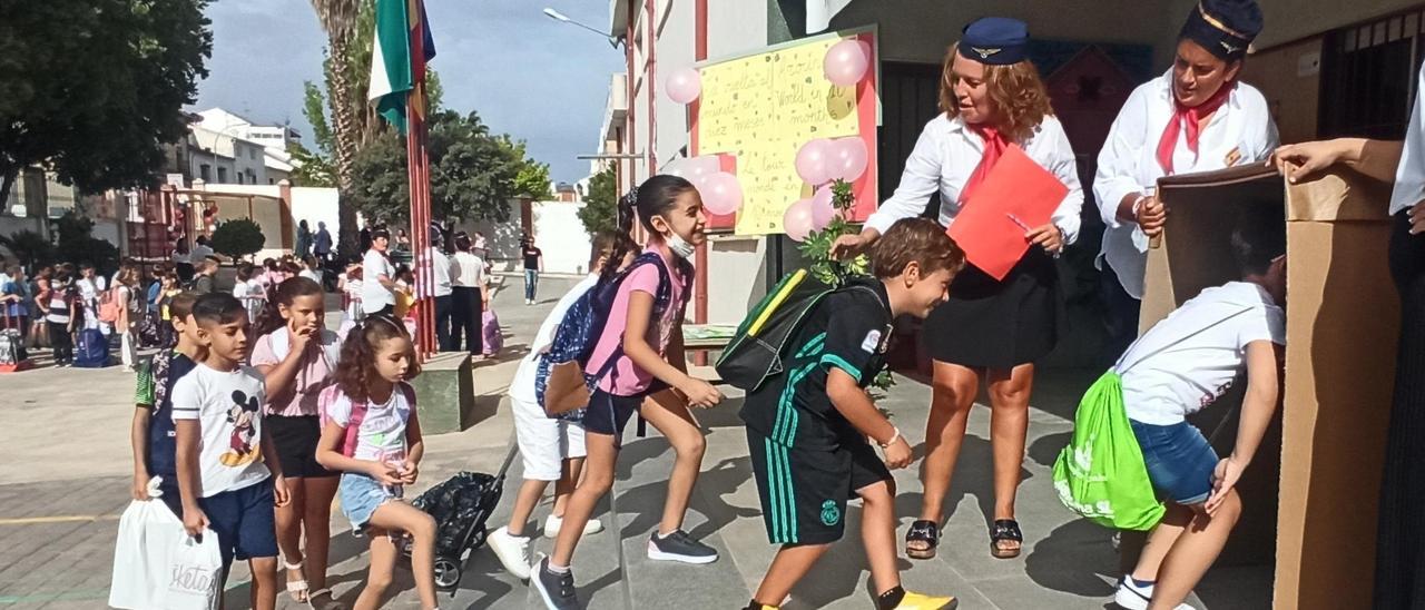 Alumnos del Virgen del Valle de Lucena entran al centro en una curiosa recreación de un avión.