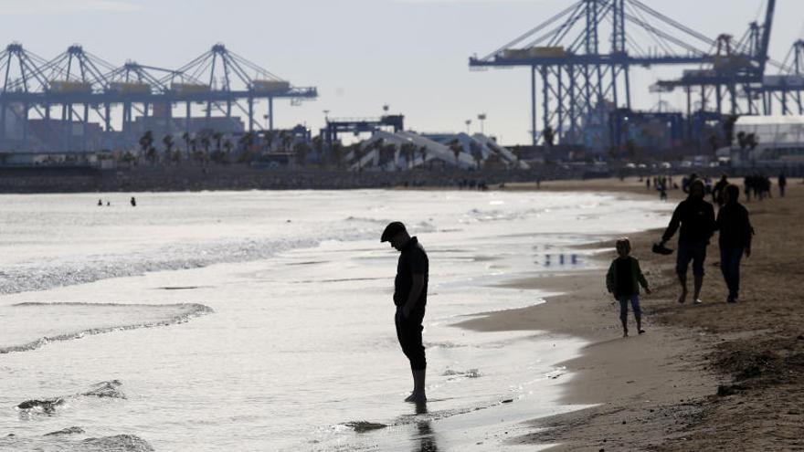 Diques en playas y cierre de puertos esperan a Gloria