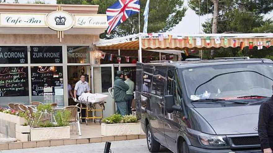 La residente alemana fue hallada de madrugada en el local de hostelería que regentaba en el centro de Pinar de Campoverde.