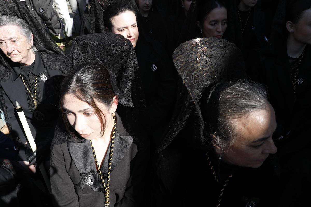 EN IMÁGENES: el desenclavo y la procesión del Santo Entierro en Avilés