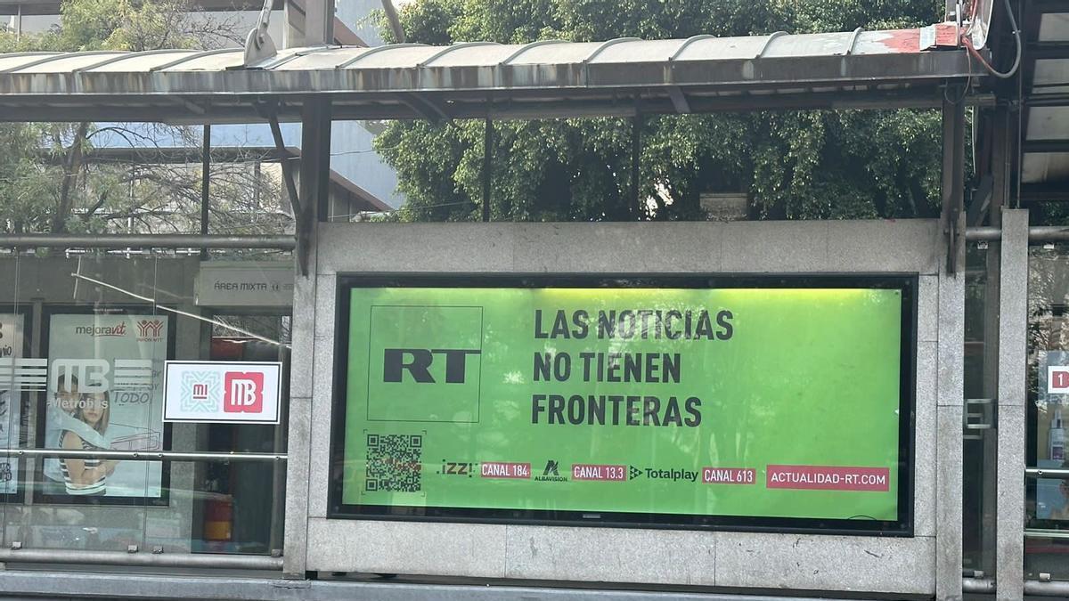 Anuncios de la cadena de propaganda rusa RT en las paradas de autobús en México.