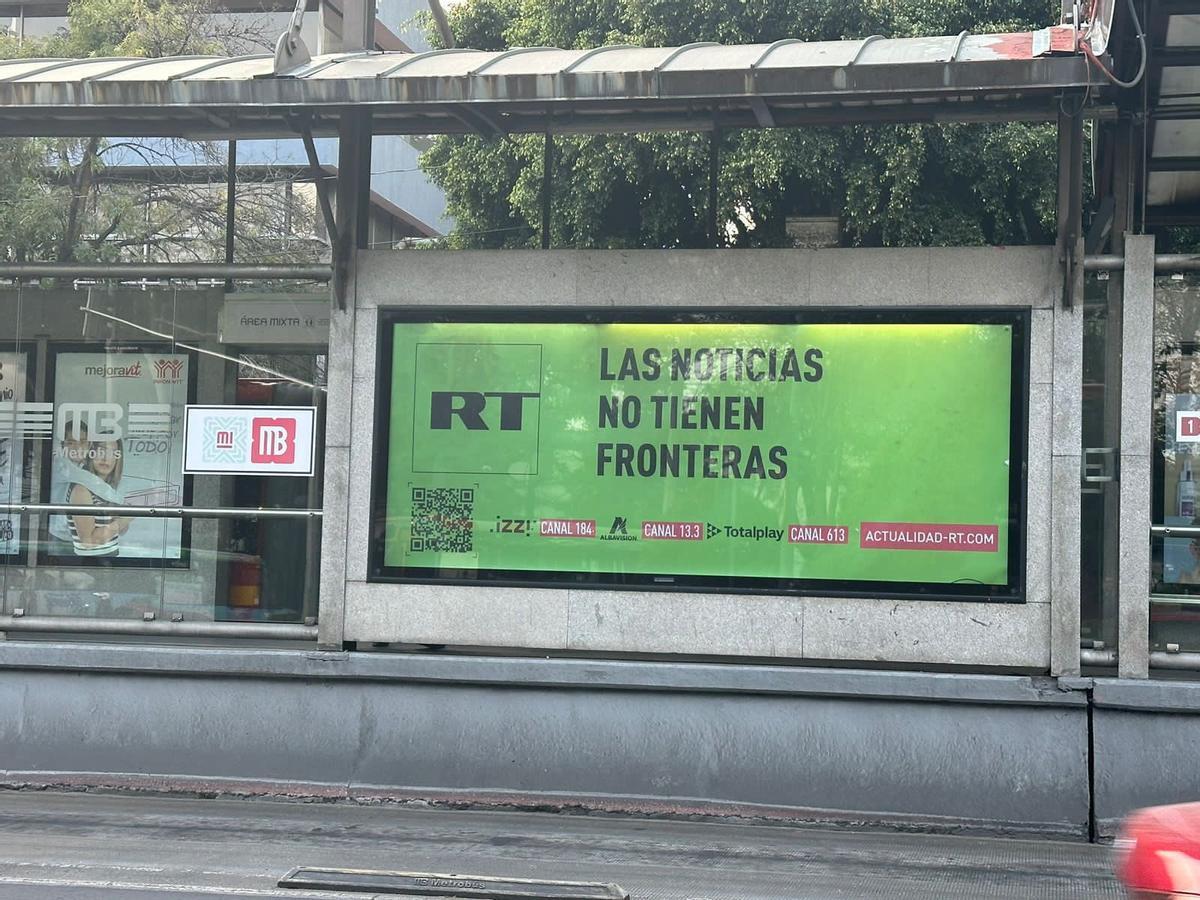 Anuncios de la cadena de propaganda rusa RT en las paradas de autobús en México.