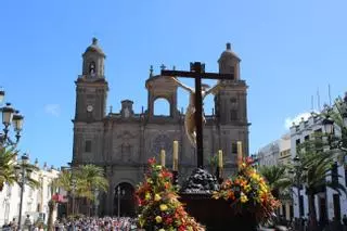 Vegueta revive la tradición de la procesión de 'Las Mantillas' en Viernes Santo