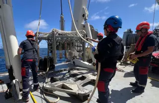 La misión en el Atlántico llega a su fin tras localizar 3.000 bidones radiactivos