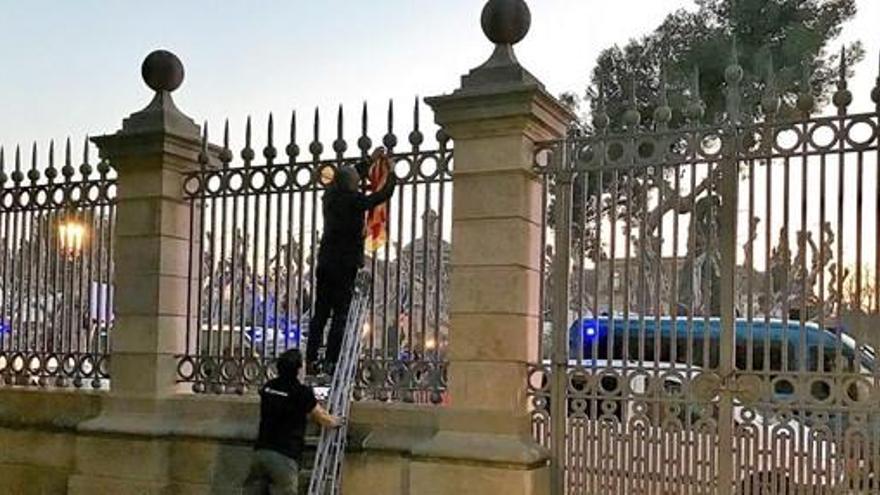 Retiran la &#039;estelada&#039; de la verja del Parlament.