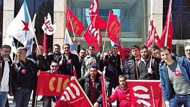 Trabajadores de la térmica de Meirama, ayer en Madrid.