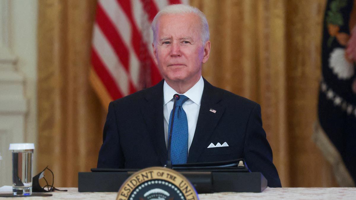 Joe Biden escucha las preguntas dl reportero de la Fox Peter Doocy