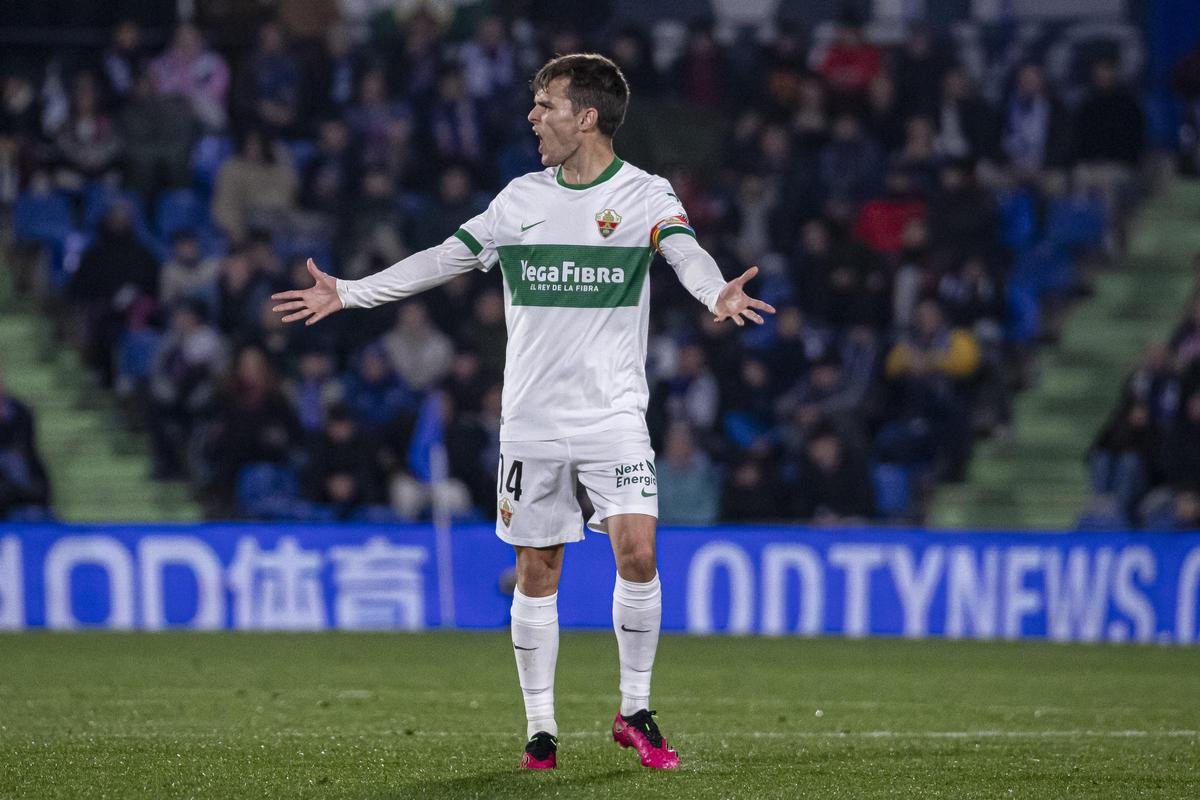 Febas grita a sus compañeros durante el Getafe-Elche