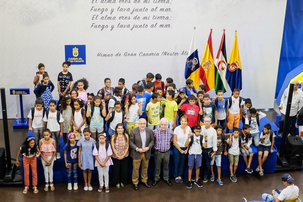 Medio centenar de niños saharauis visitan el Cabildo