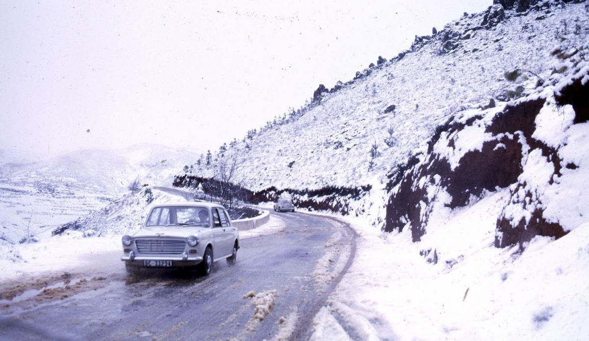 Fotografía antigua de la carretera de la cumbre de Gran Canaria cubierta de nieve.