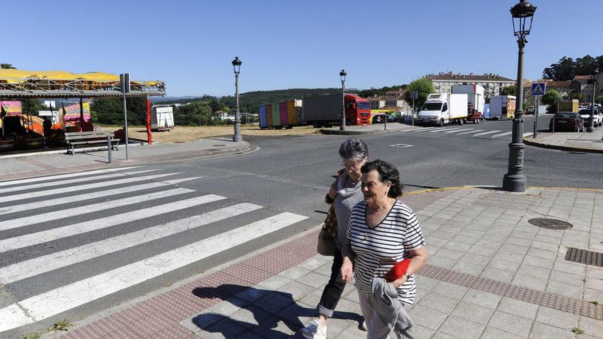 Las atracciones han comenzado a instalarse en el entorno de Pintor Colmeiro. | Bernabé/Javier Lalín